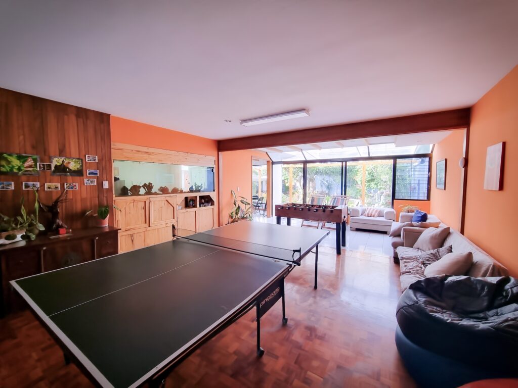 Area de juegos con mesa de ping pong y futbolín, disponible para todos nuestros huéspedes